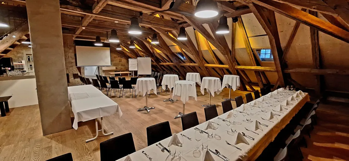 Seminar Dachstock Kreuz Stehtische Apero