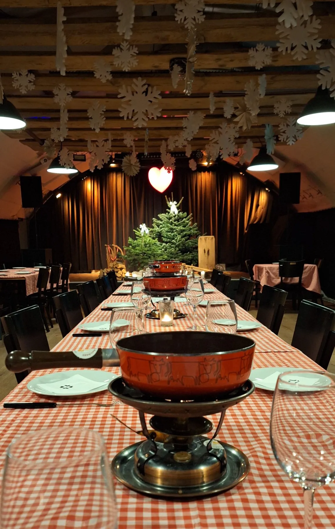 Raum mit langem Tisch.jpg